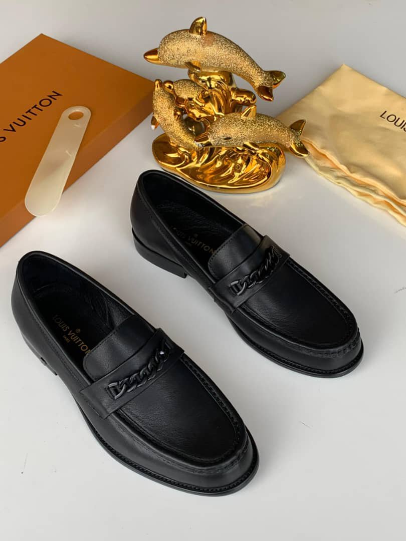 L.V high quality designer Shoe